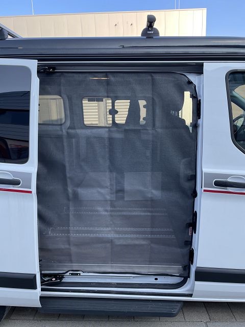 Globevan mit offener Seitentür und befestigtem Moskitonetz