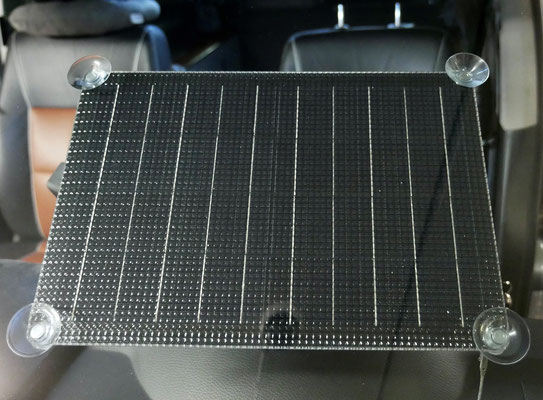 Solar modul auf frontscheibe mit saugnapf
