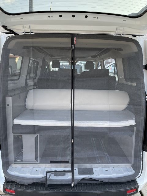 Globevan mit offener Kofferrauschklappe und Moskitonetz mit Reißverschluss